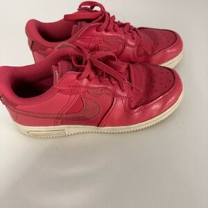 Nike Red Sneakers Classic Low-Top Design